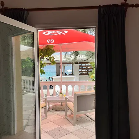 Poseidon Beach Bar & Restaurant * باليوكاستريتسا